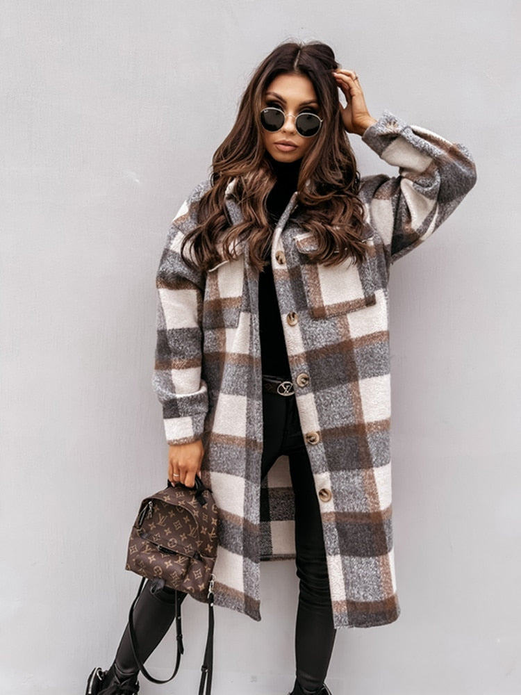 Frau in kariertem Wollmantel, braun-weiß, mit Sonnenbrille und Designer-Rucksack.