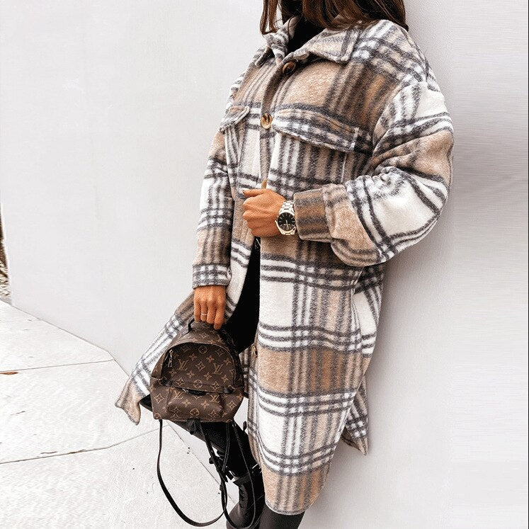 Frau in kariertem Karo-Mantel in Khaki, hält braunen Rucksack, modisch, Herbstmode.