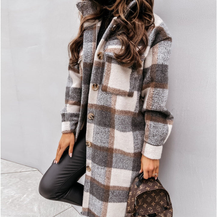 Frau in kariertem Wollmantel, grau-braun, mit Louis Vuitton Rucksack, Herbstmode.