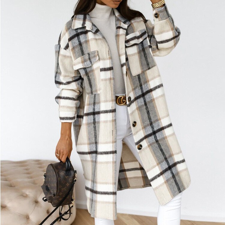 Frau in kariertem Mantel, beige-weiß, mit Tasche, modisch, Herbstmode, Damenbekleidung.