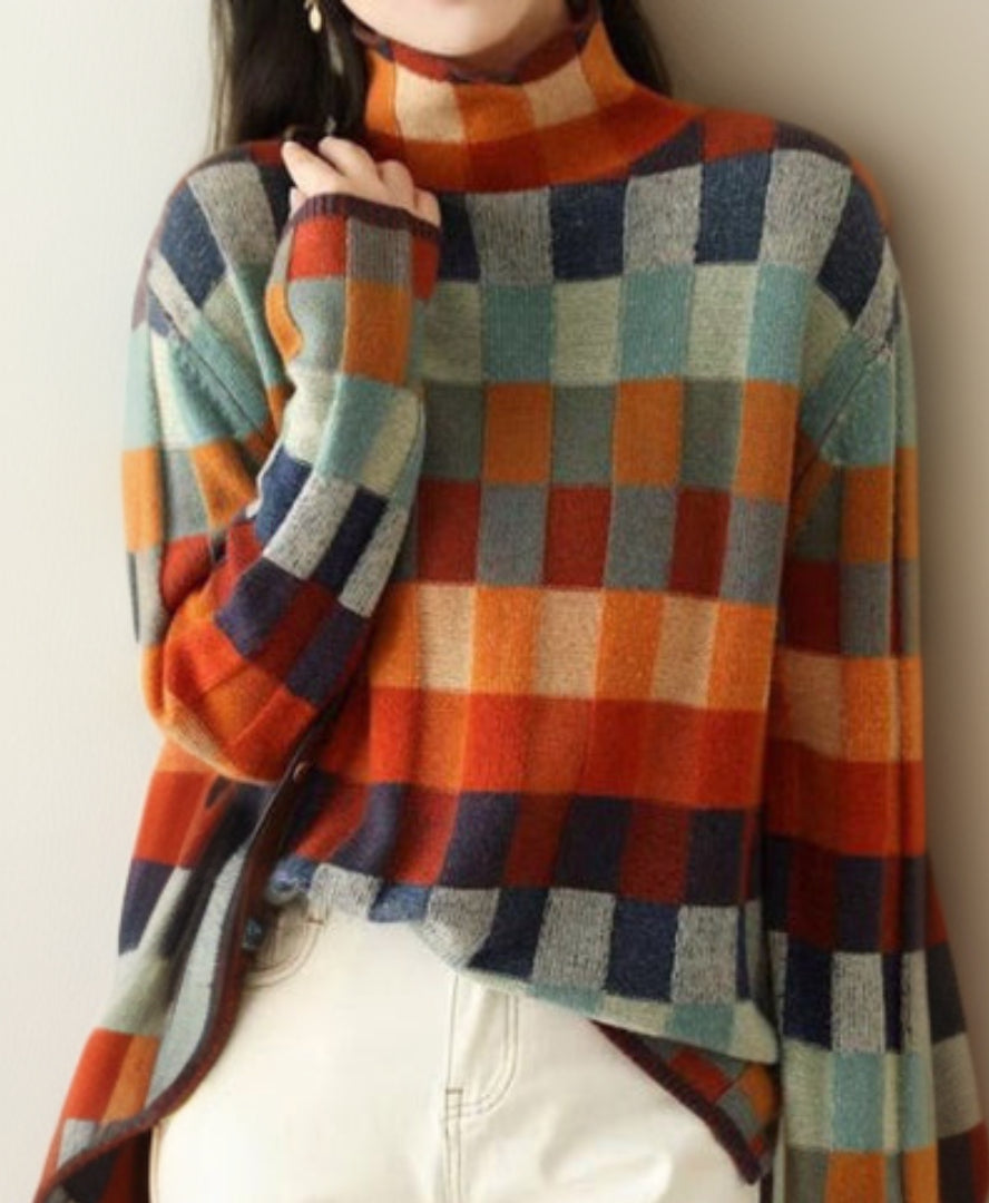 Frau in kariertem Rollkragenpullover, bunte Herbstfarben, gemütliche Mode, Strickkleidung.