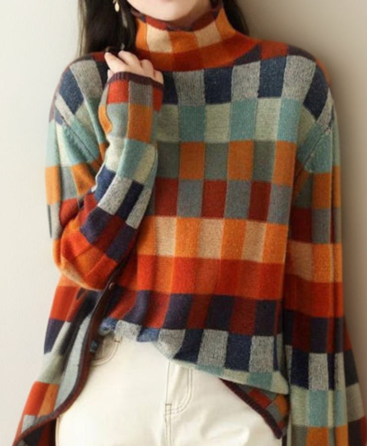 Frau in kariertem Rollkragenpullover, bunte Herbstfarben, gemütliche Mode, Strickkleidung.