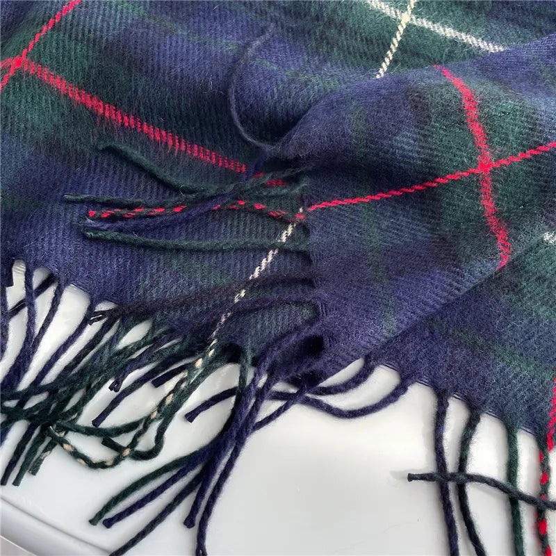 Dunkelblauer karierter Wollschal mit roten Streifen und Fransen, weiches Winteraccessoire.