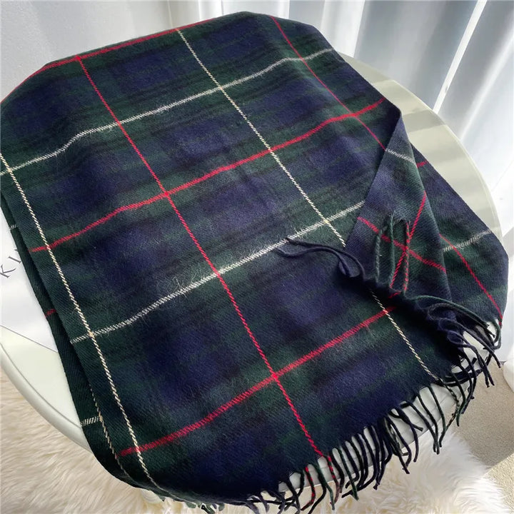 Dunkelblauer kariertes Wollschal mit Fransen, modisches Accessoire für Herbst und Winter.