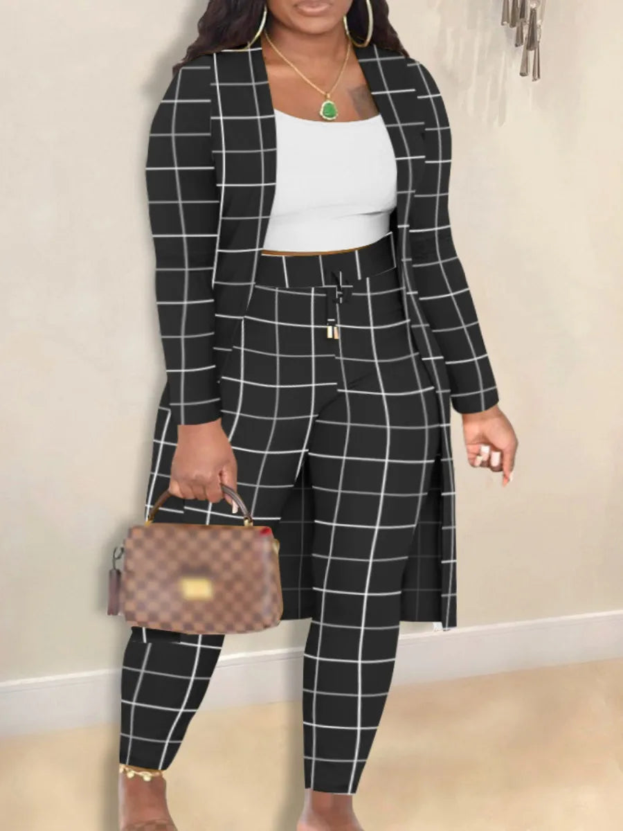 Frau in kariertem schwarzen Anzug mit Handtasche, elegantes Outfit, Mode für Damen.