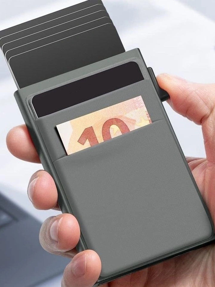 Metallische Geldbörse mit Kartenfächern, RFID-Schutz, grau, handgehalten, modernes Design.