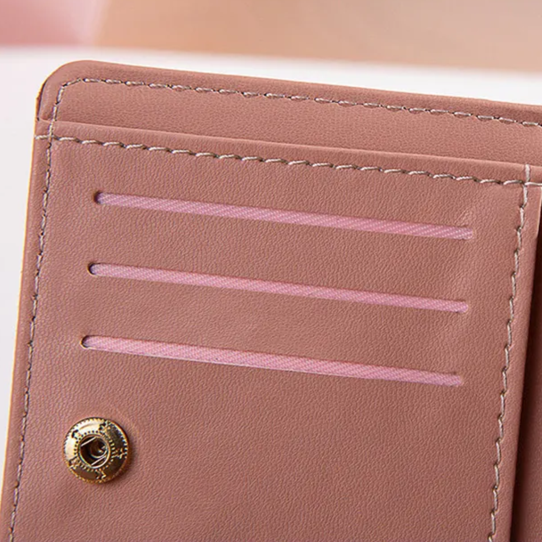 Rosa Leder-Geldbörse mit Kartenfächern und Druckknopf, stilvolles Accessoire für Damen.