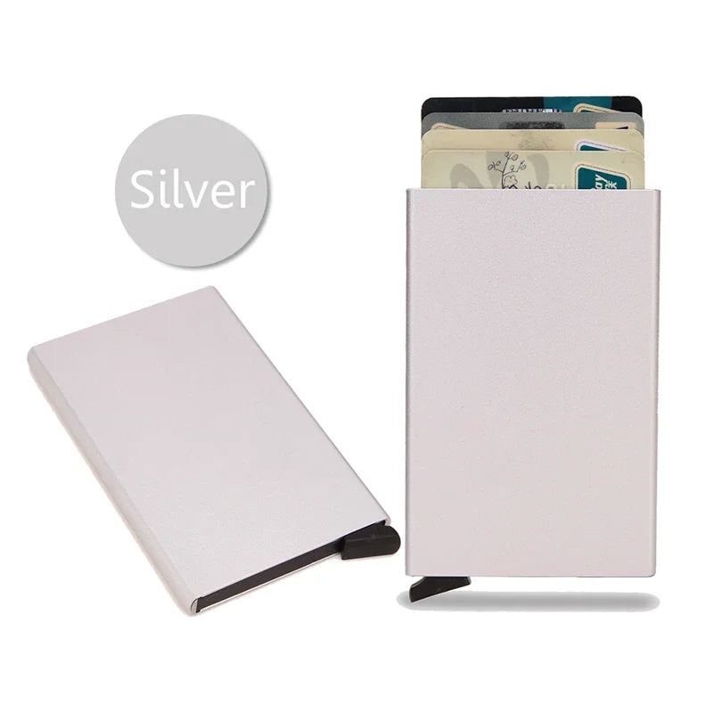 Silberne RFID-Blocker-Kartenetui aus Metall, schlankes Design, für Kreditkarten und Ausweise.