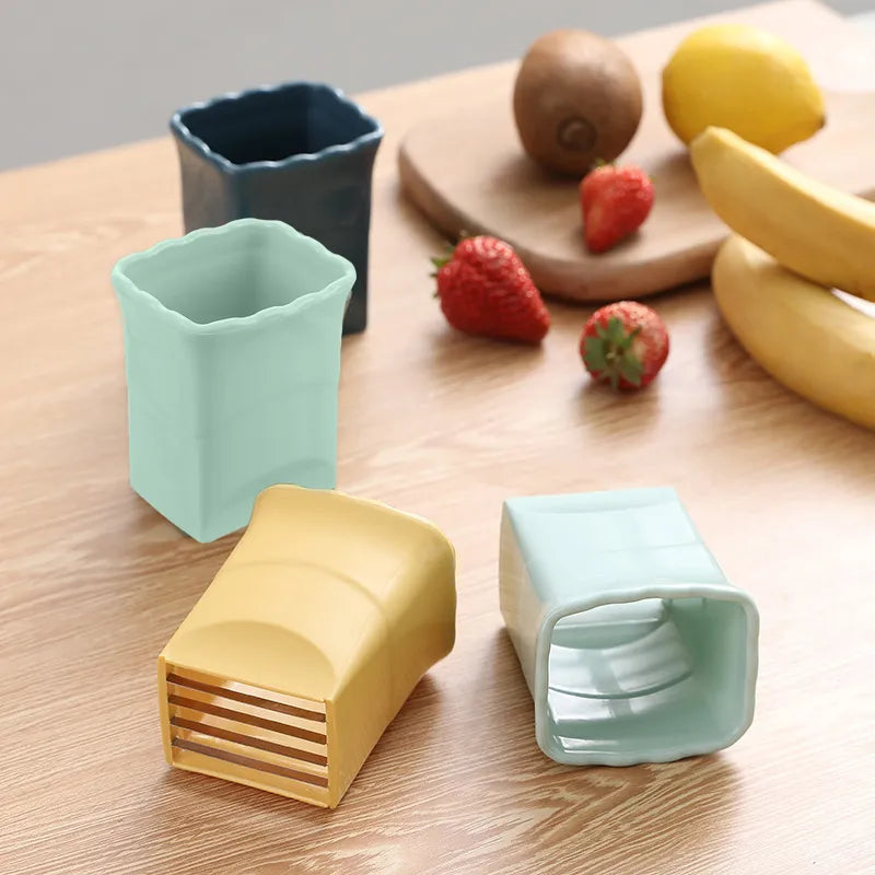 Becherscheibenschneider für Obst und Gemüse, Kunststoff, gelb und blau, auf Holztisch.