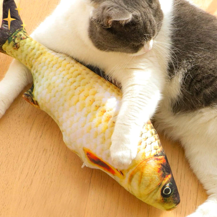 Katze kuschelt mit gelbem Fischspielzeug auf Holzboden, Plüsch, realistisch, interaktiv.