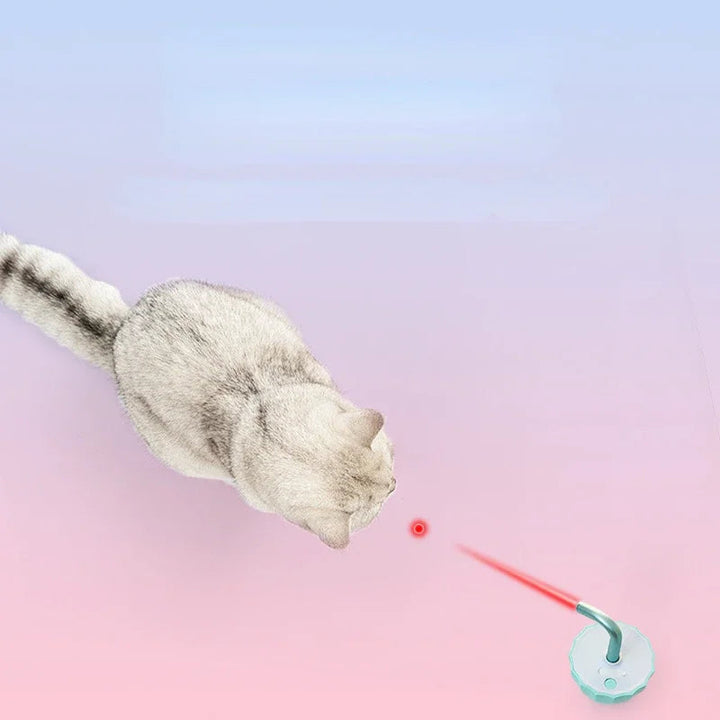 Katze spielt mit rotem Laserpointer auf blau-rosa Hintergrund, interaktives Katzenspielzeug.