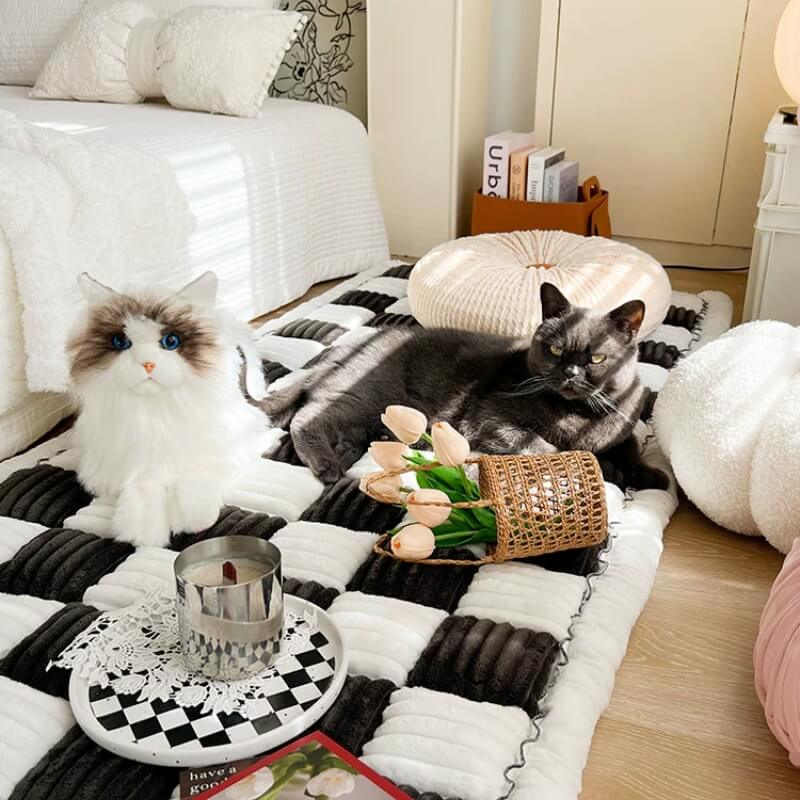 Zwei Katzen auf gestreiftem Teppich mit Tulpenkorb, gemütliches Schlafzimmer, Tageslicht.