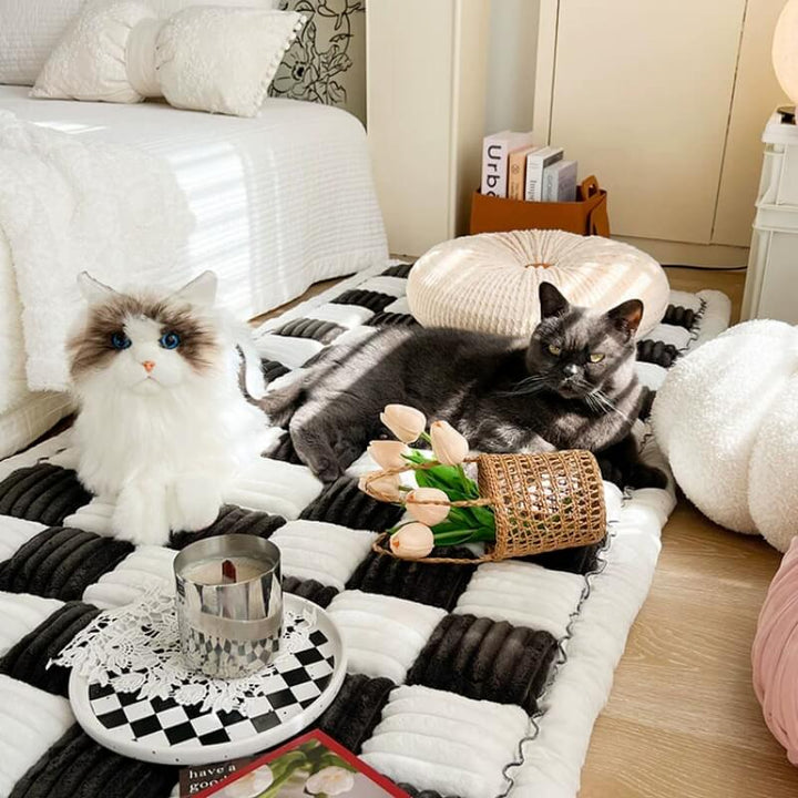 Zwei Katzen auf gestreiftem Teppich mit Tulpenkorb, gemütliches Schlafzimmer, Tageslicht.