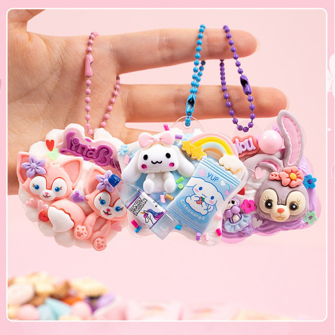 Hand hält bunte, kawaii Schlüsselanhänger mit Tiermotiven und Perlenketten.