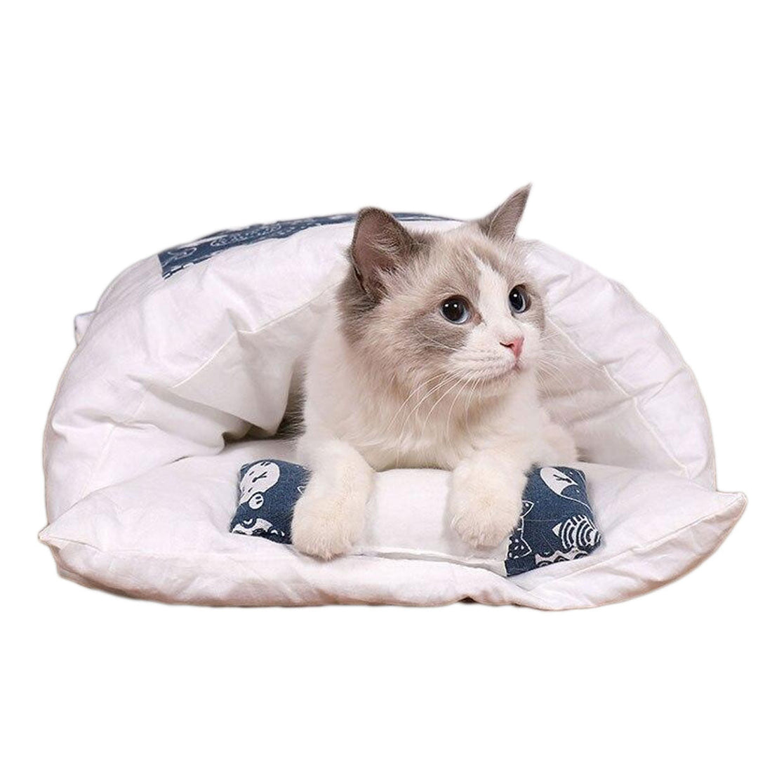 Weißer Katzenschlafsack mit blauem Muster, gemütlich, weich, ideal für Haustiere.