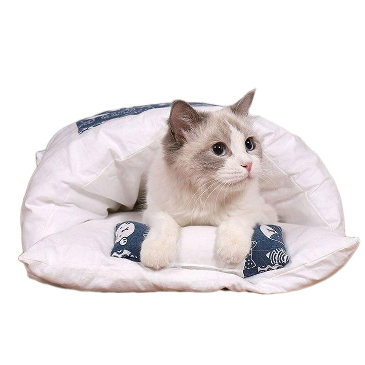 Weißer Katzenschlafsack mit blauem Muster, gemütlich, weich, ideal für Haustiere.