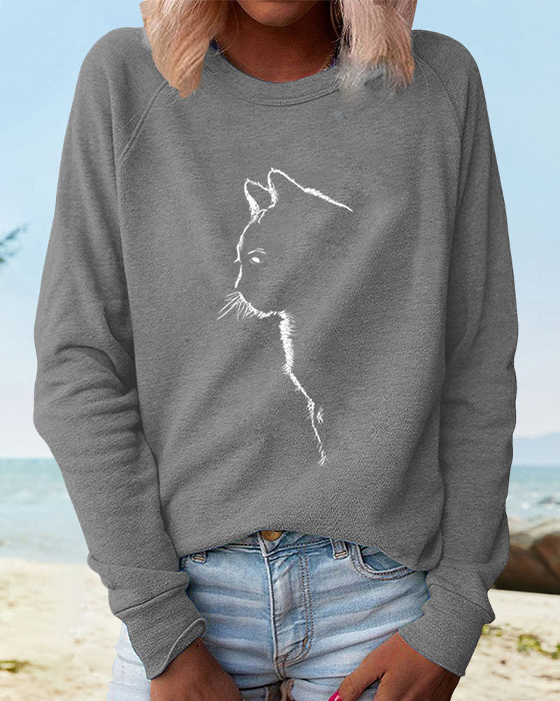 Frau in grauem Katzenpullover am Strand, lässige Mode, Damenbekleidung, Freizeitlook.