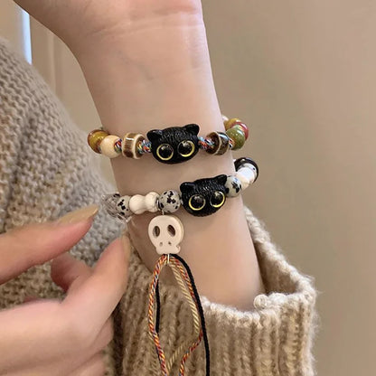 Armband mit Katzenmotiv, bunte Perlen, Totenkopf-Anhänger, handgefertigt, modisch, Damenaccessoire.