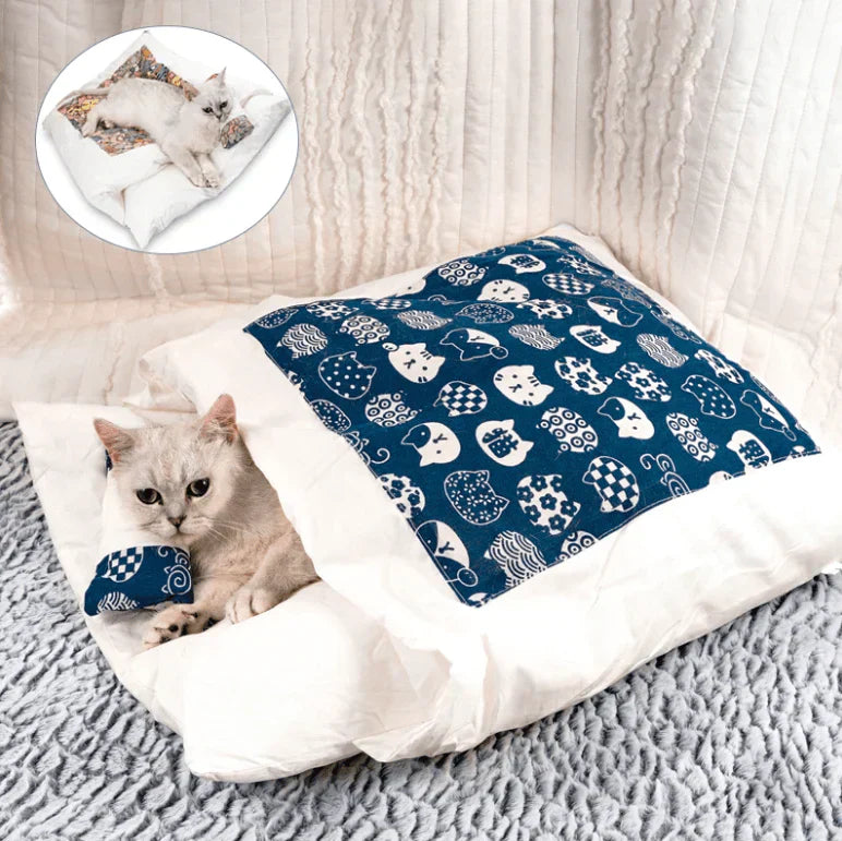 Katzenbett mit blauem Eulenmuster, gemütlich, waschbar, für Haustiere, auf grauem Teppich.