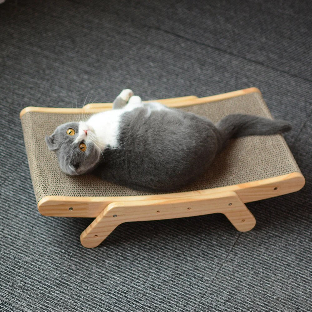 Graue Katze auf Holz-Kratzbrett, Liegefläche aus Sisal, Haustiermöbel, Katzenzubehör.