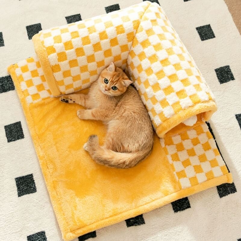 Gelbes kariertes Katzentunnelbett mit Katze, weiches Plüschmaterial, gemütlicher Haustierplatz.