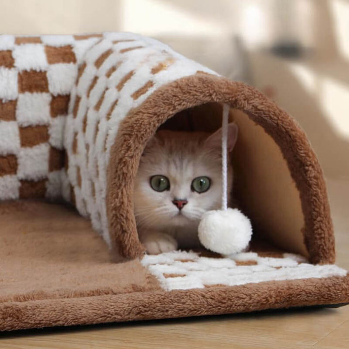 Katzentunnel und Bett aus Plüsch, kariert, braun-weiß, mit Spielball, für Katzen.