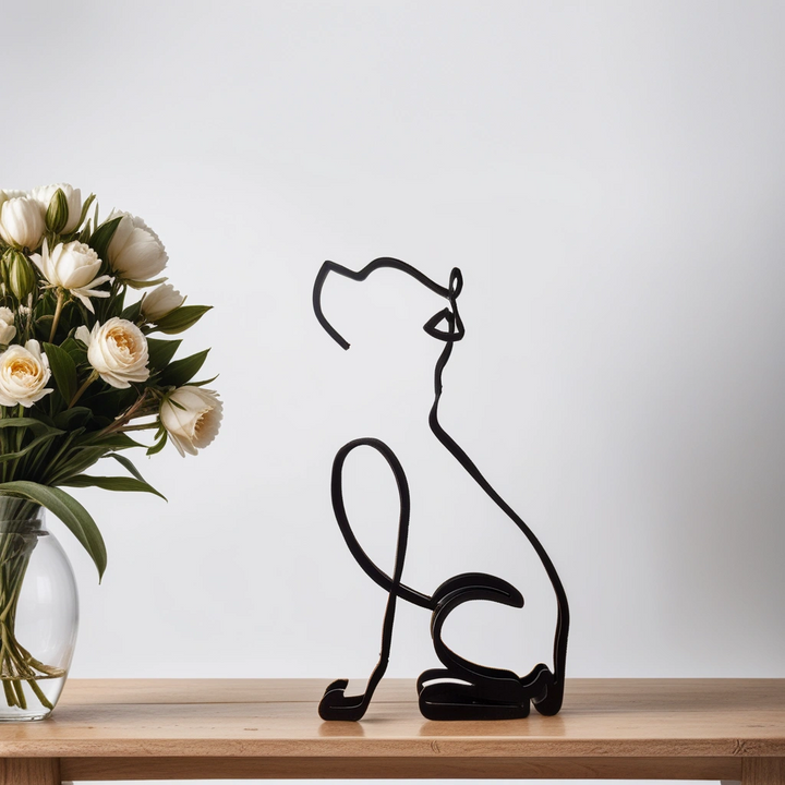 Schwarze Katzen-Skulptur aus Metall auf Holzregal neben Vase mit weißen Blumen.