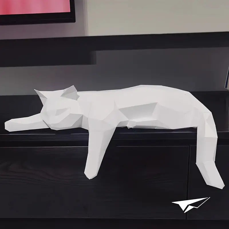 Weiße geometrische Katzenfigur aus Papier auf schwarzem Tisch, moderne Deko, Origami-Stil.