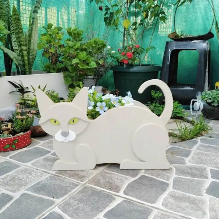 Katzenförmiger Blumentopf aus Holz im Garten, beige, dekorative Pflanzgefäß, Tiermotiv.