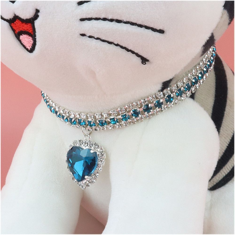 Plüschkatze mit blauem Herzanhänger und Strasshalsband, Geschenkidee, Dekoration.