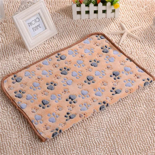 Beige Haustierdecke mit Pfotenmuster, weiches Fleece, ideal für Katzen und Hunde, handgemacht.