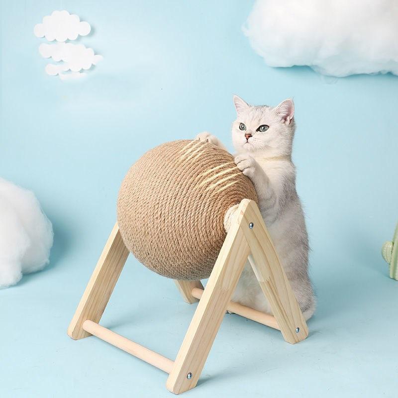 Katzenspielzeug Kratzball aus Sisal auf Holzgestell, beige, für Katzenkrallenpflege.