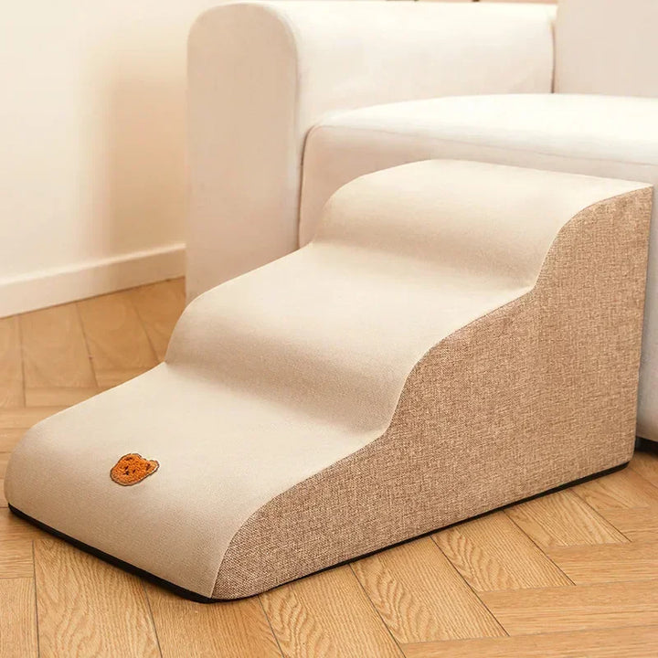 Beige Haustiertreppe aus Stoff, ergonomisch, für Sofa, rutschfest, ideal für kleine Hunde.