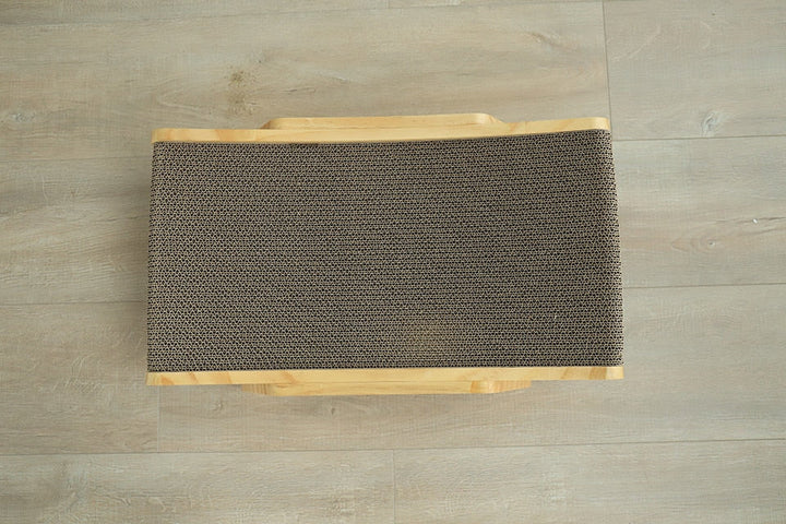 Katzenkratzbett aus Holz, rechteckig, mit braunem Sisalbezug, auf Holzboden.