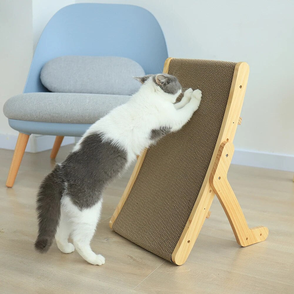 Katze kratzt an Holz-Kratzbrett, beige, im Wohnzimmer, neben blauem Stuhl, Kratzmöbel für Katzen.