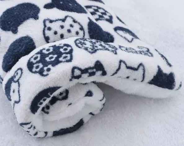 Weiche weiße Decke mit schwarzen Katzenmustern, flauschig, gemütlich, für Wohnzimmer oder Schlafzimmer.