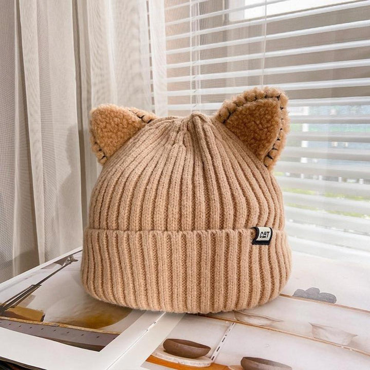 Beige Strickmütze mit Katzenohren, Damenmode, Winteraccessoire, warm, stilvoll, gemütlich.