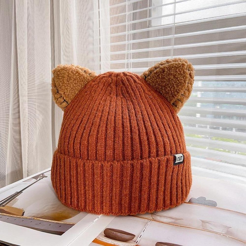 Braune Strickmütze mit Katzenohren, Damenmode, Herbst-Winter, gemütlich, stilvoll, Accessoire.