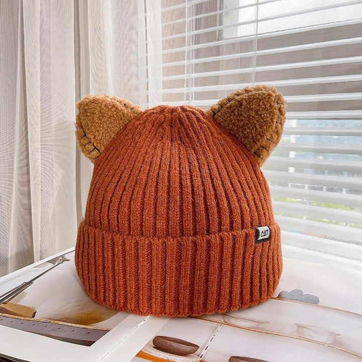 Braune Strickmütze mit Katzenohren, Damenmode, Herbst-Winter, gemütlich, stilvoll, Accessoire.