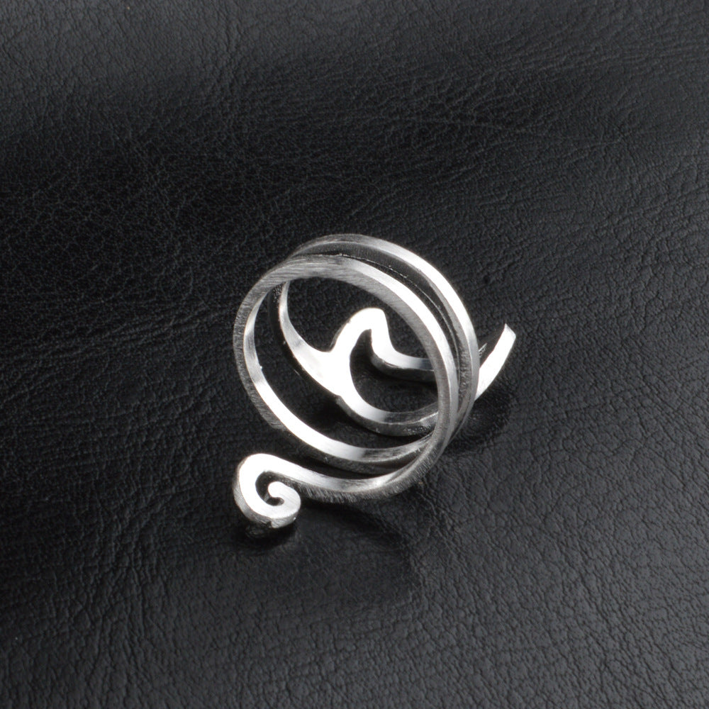 Silberner Katzenring, handgefertigt, kreatives Design, Damen-Schmuck, auf schwarzem Hintergrund.