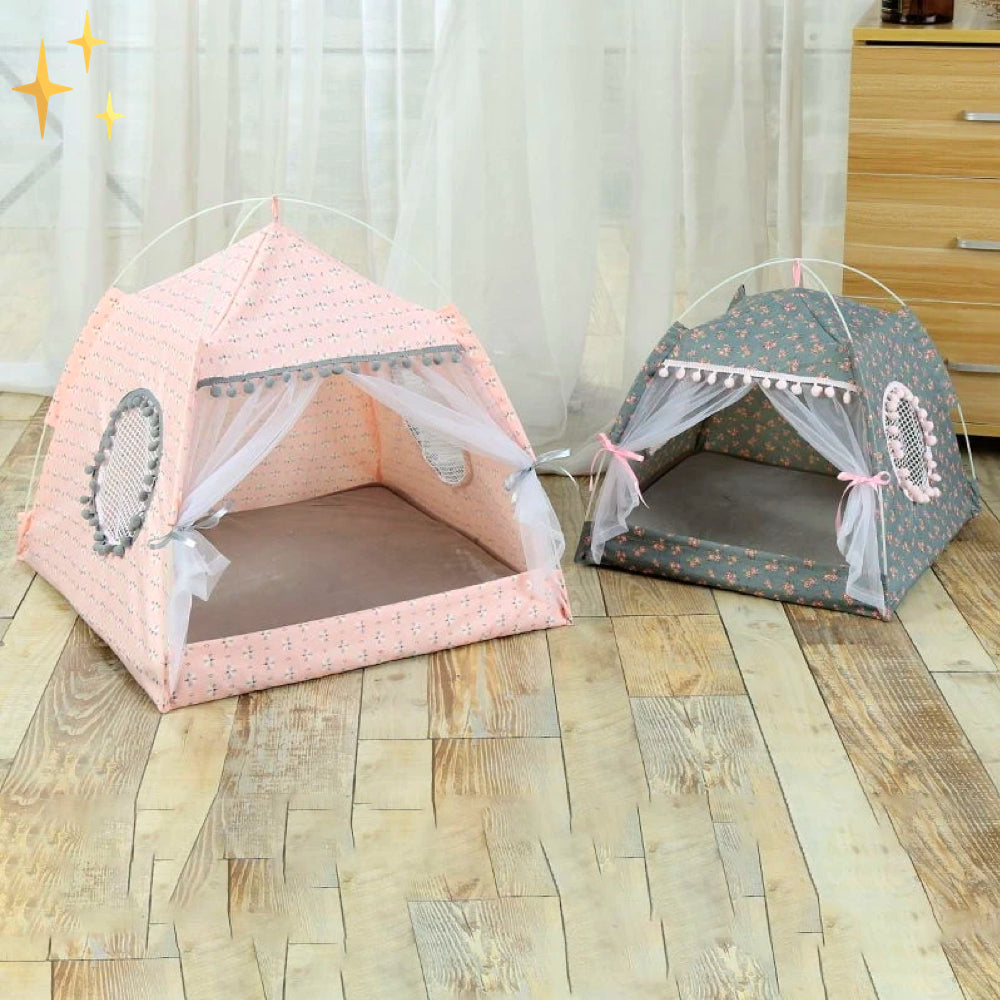 Rosa und graues Katzenspielzelt mit Vorhängen auf Holzboden, ideal für Haustiere.