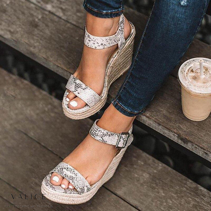 Damen Sandalen mit Keilabsatz, Schlangenleder-Optik, Hennepsohle, Sommermode, lässig.
