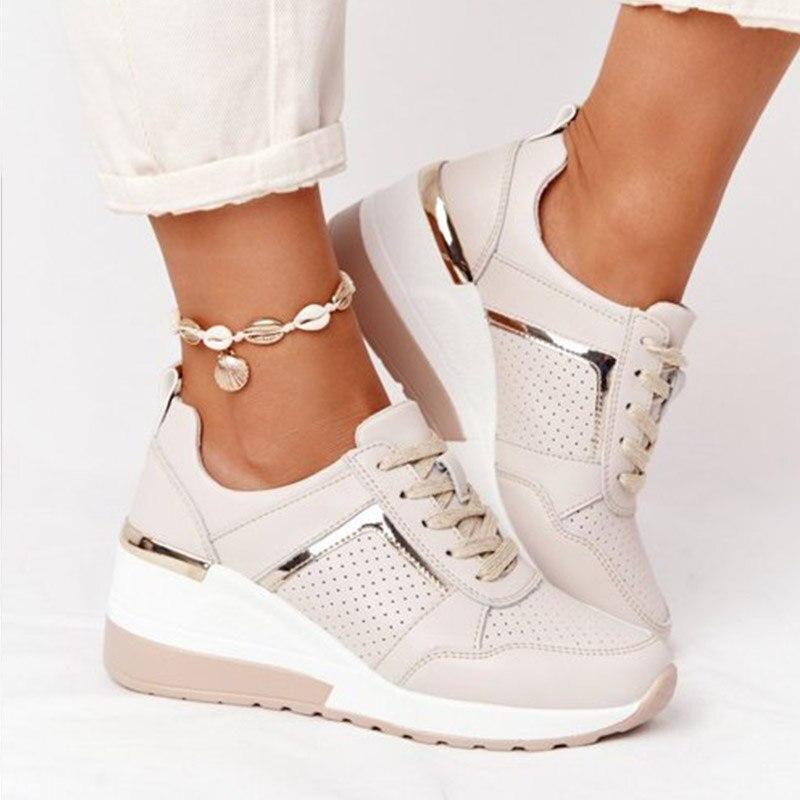 Beige Damen-Sneaker mit Keilabsatz, Metallic-Details, bequem, modisch, ideal für Alltag.