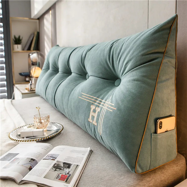 Großes, grünes Keilkissen mit Tasche, ideal für Bett oder Sofa, gemütlich und dekorativ.