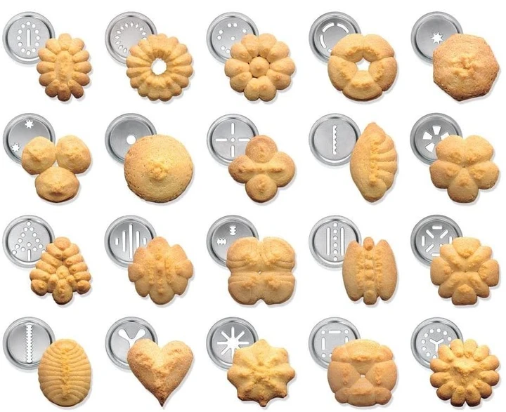 Verschiedene Spritzgebäckformen mit Metallaufsätzen, Kekse, Backzubehör, Plätzchen, Backen.