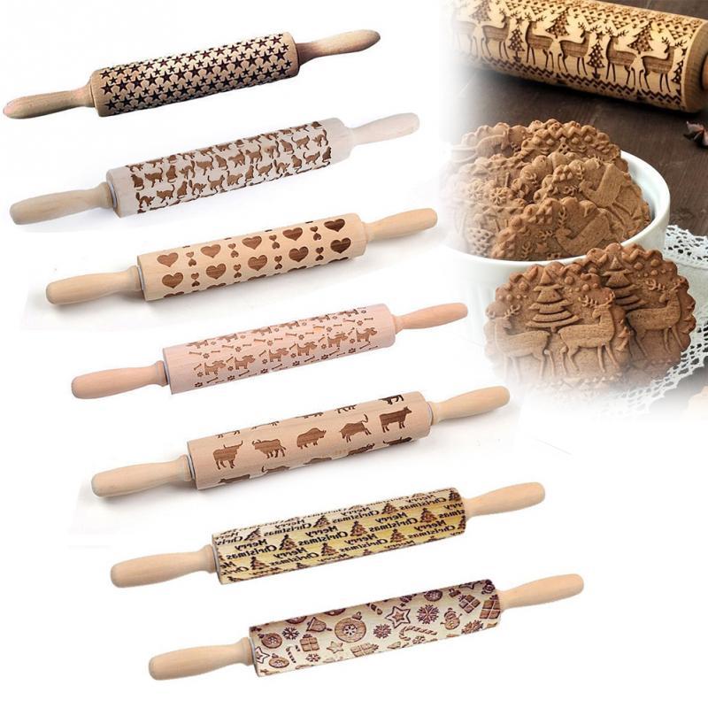 Geprägte Teigroller aus Holz mit Mustern, ideal für Weihnachtsplätzchen und Backen.