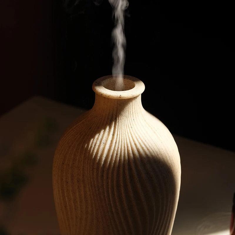 Keramikvase mit Rauch, beige, geriffelt, dekorativ, modernes Design, Wohnzimmerdekoration.