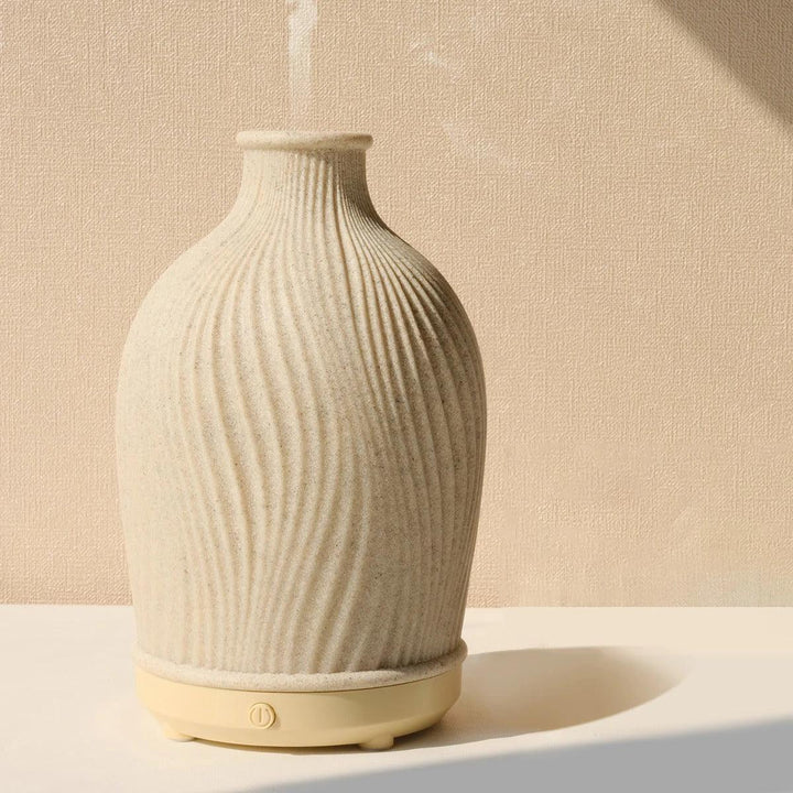 Keramik-Vase beige, geriffelt, dekorativ, modern, Wohnzimmer, skandinavisches Design.