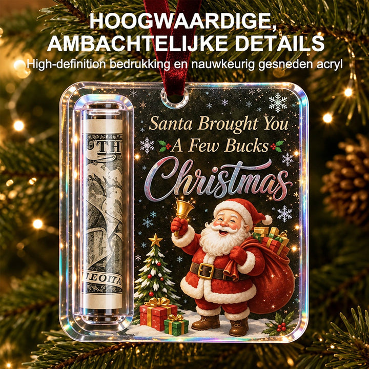 Detail čirého akrylového přívěsku s tmavým potiskem Santy, sněhových vloček a trubičkou na srolovanou bankovku, na větvi. 8