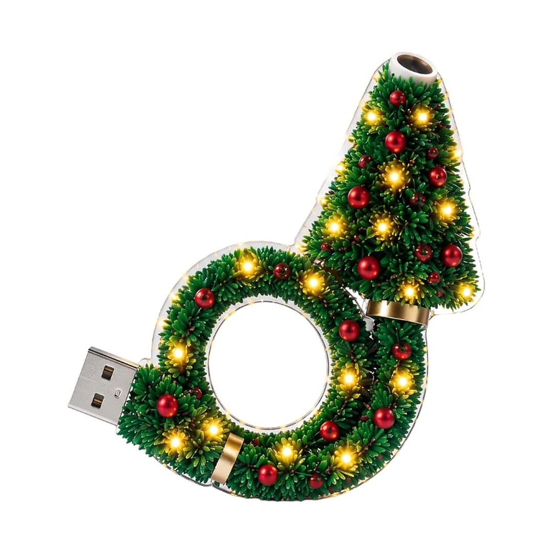 Svítící lampa ve tvaru stromku s věncem, zdobená červenými kuličkami, zlatými prstenci a teplými diodami, s USB konektorem, na bílém pozadí. 1